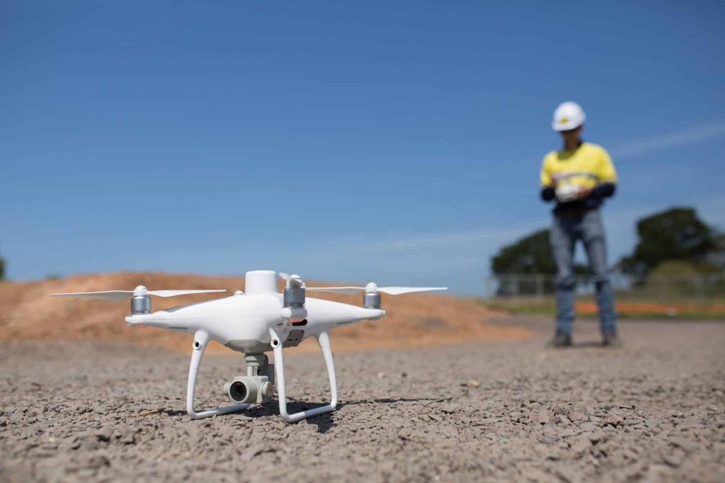 chuẩn bị cất cánh drone trên mặt phẳng