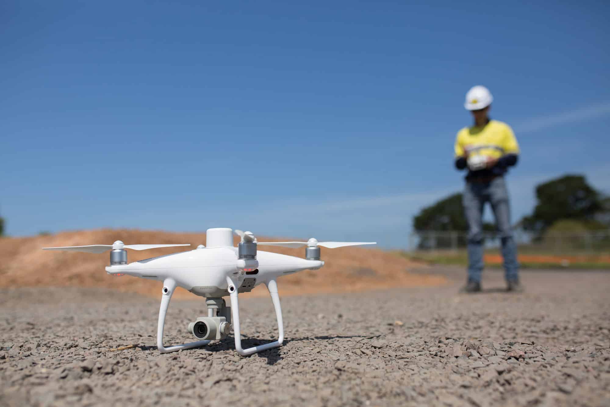 chuẩn bị cất cánh drone trên mặt phẳng